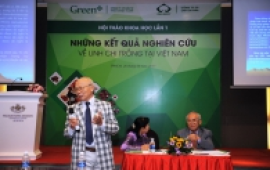 GS TSKH Trịnh Tam Kiệt trình bày báo cáo