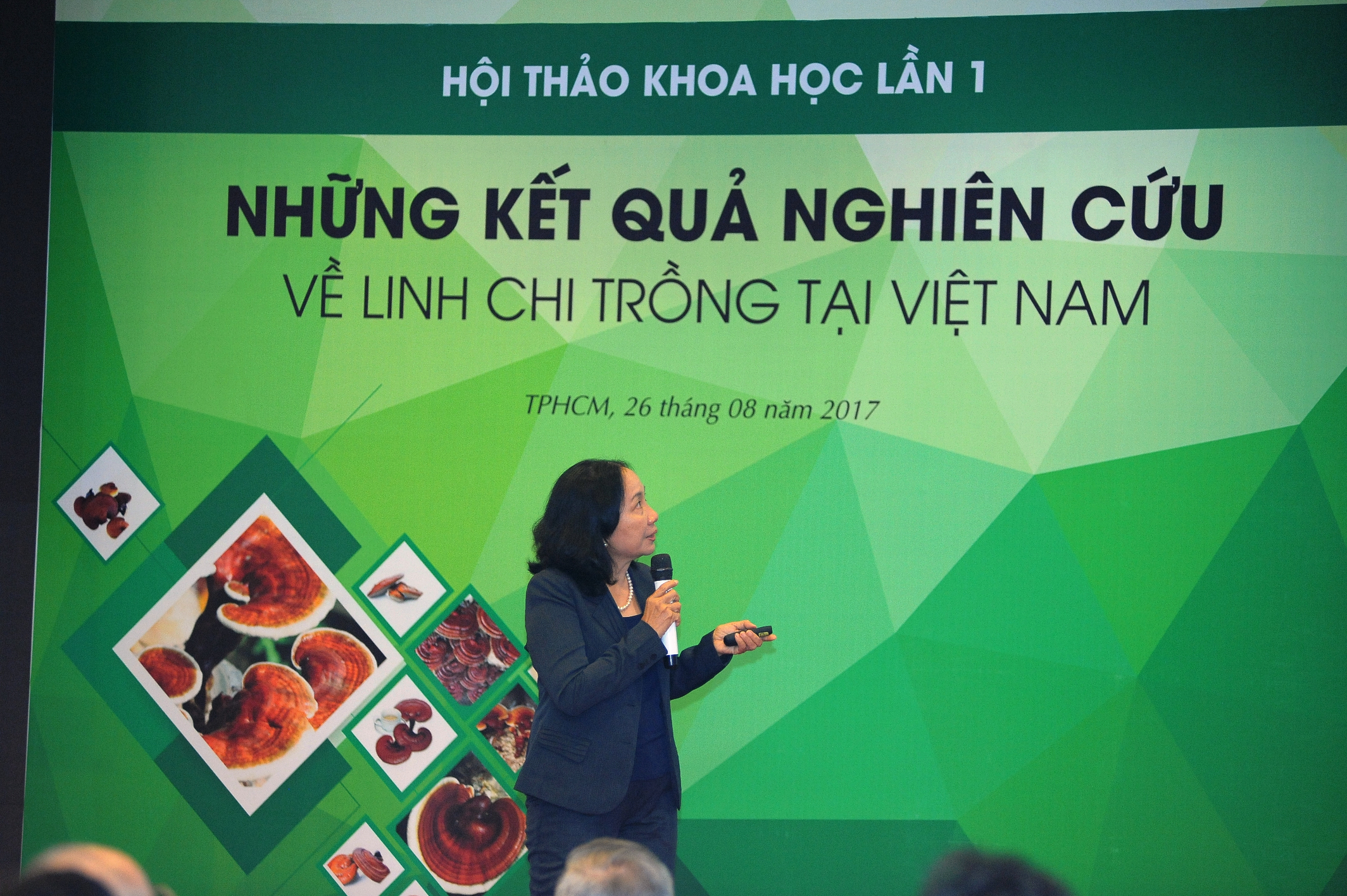 PGS TS Nguyễn Thị Thu Hương trình bày báo cáo